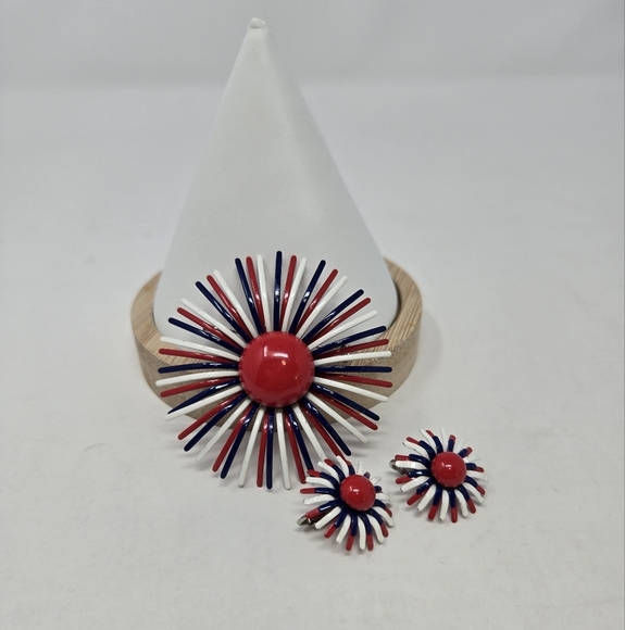 VINTAGE DEMI PARURE RED WHITE & BLUE STARBURST ENAMEL BROOCH CLIP ON EARRINGS - Picture 2 of 13